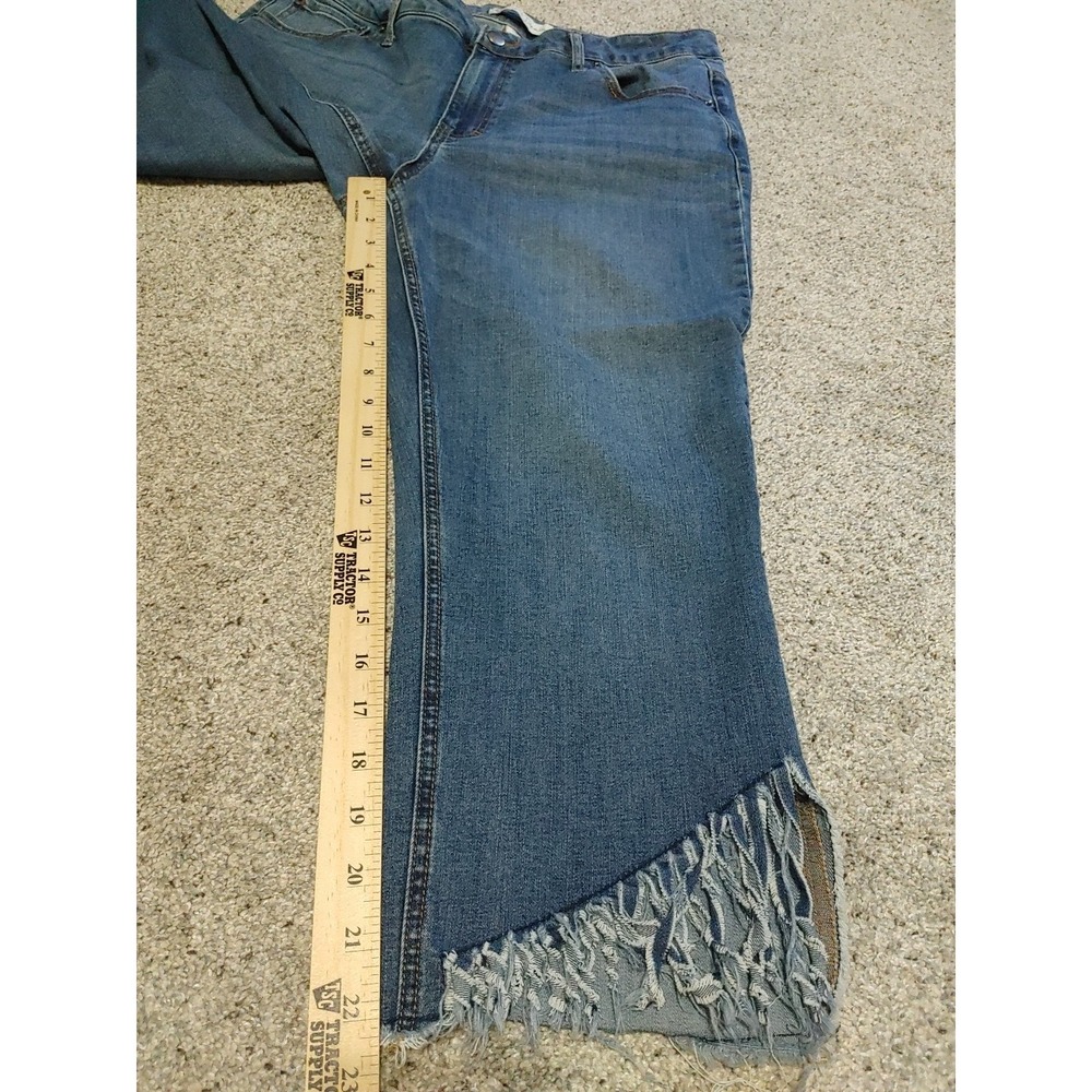 Cato Est 1946 Denim Womens Mid-Rise Fringe Hem Capri Jeans Size 14 Med Wash Fray - Picture 2 of 6